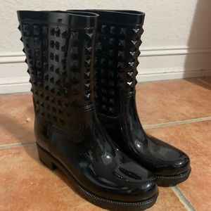Betseyville  BetseyJohnson Black PU  Rainboots 8